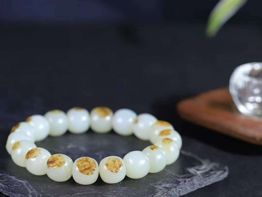 （老型珠.手串）

新疆和田籽料老型珠手串，玉质细腻油润 饱满光滑 质朴无华，悠远简单，人心境界远