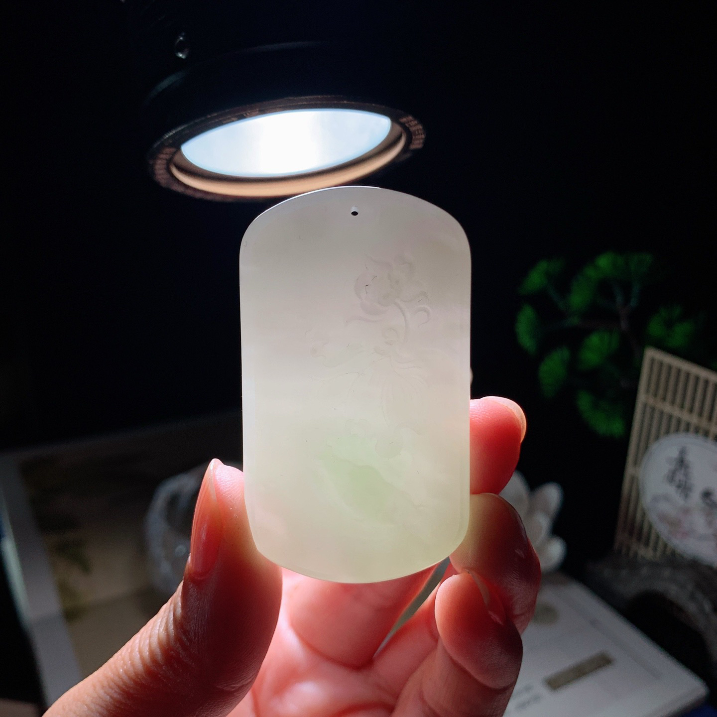 和田玉青海料翠加烟紫花开富贵挂件！尺寸56/32/12重50.5克 玉质细腻油润 底色纯净 脂粉好，品质好。lt260401