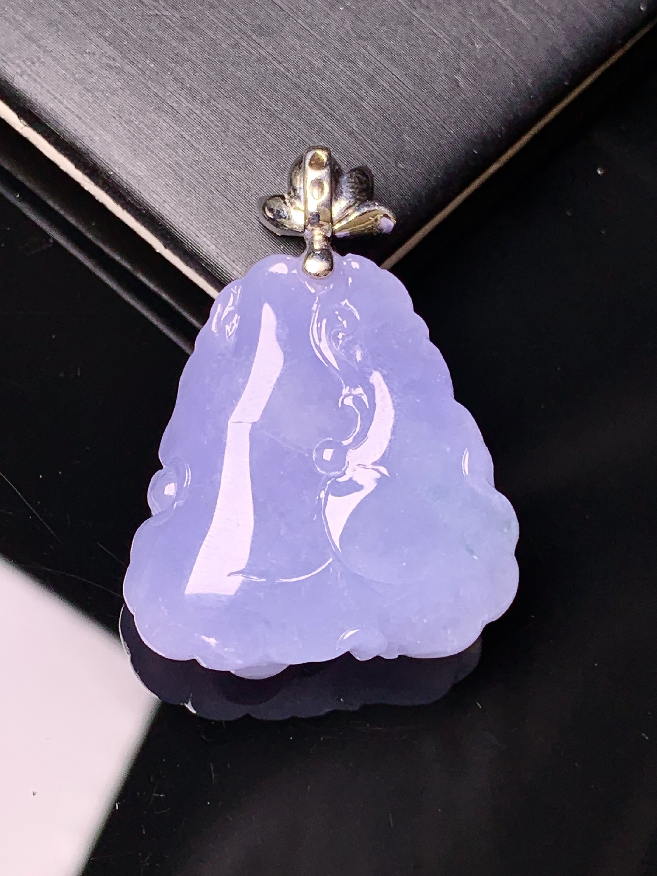18k金钻镶嵌紫罗兰荷叶鱼吊坠 玉质细腻 色泽艳丽清新 水润亮眼 整体尺寸36.2*25.2*9.5b1
