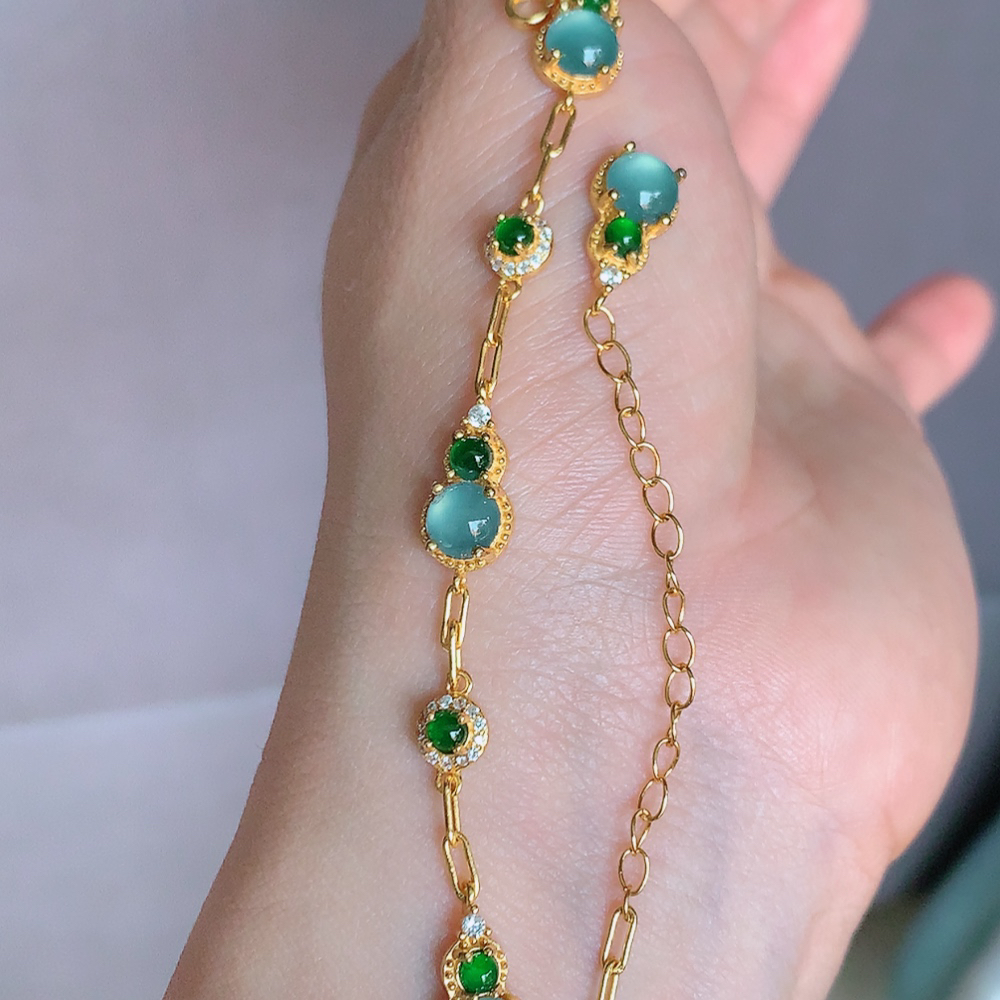 冰润翡翠蛋面手链，水水润润，珠圆玉润，颜色鲜艳，妙明清净，清秀高雅，佩戴效果优雅迷人！性价比超值 W481.31 取一尺寸：13-7.5-4.2mm    裸石尺寸大： 6.3mm  裸石尺寸小：2.5mm