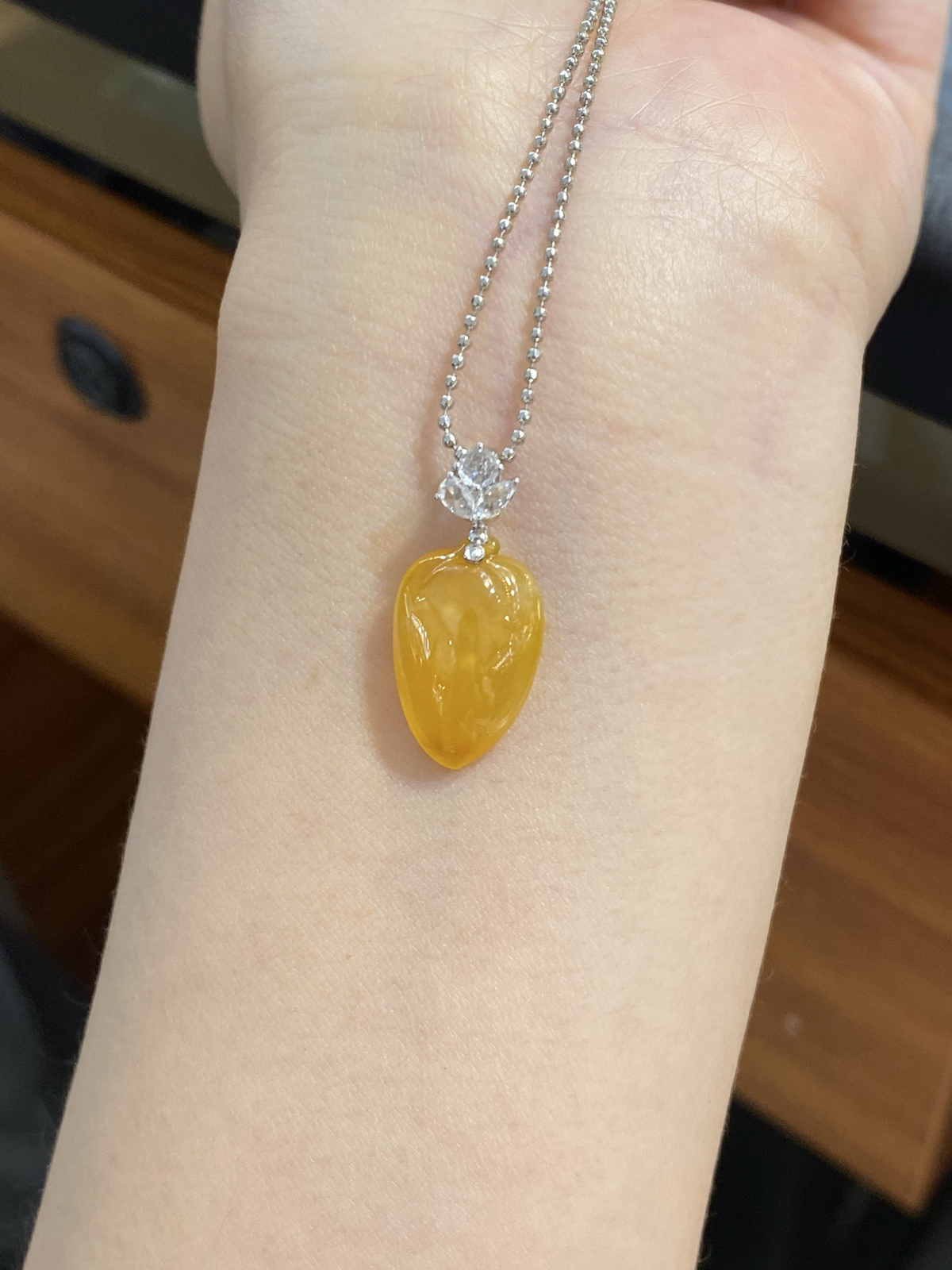 糯糯的芒果 高冰 黄翡 福瓜 裸镶 18k

整体尺寸25.2-11.6-5.4