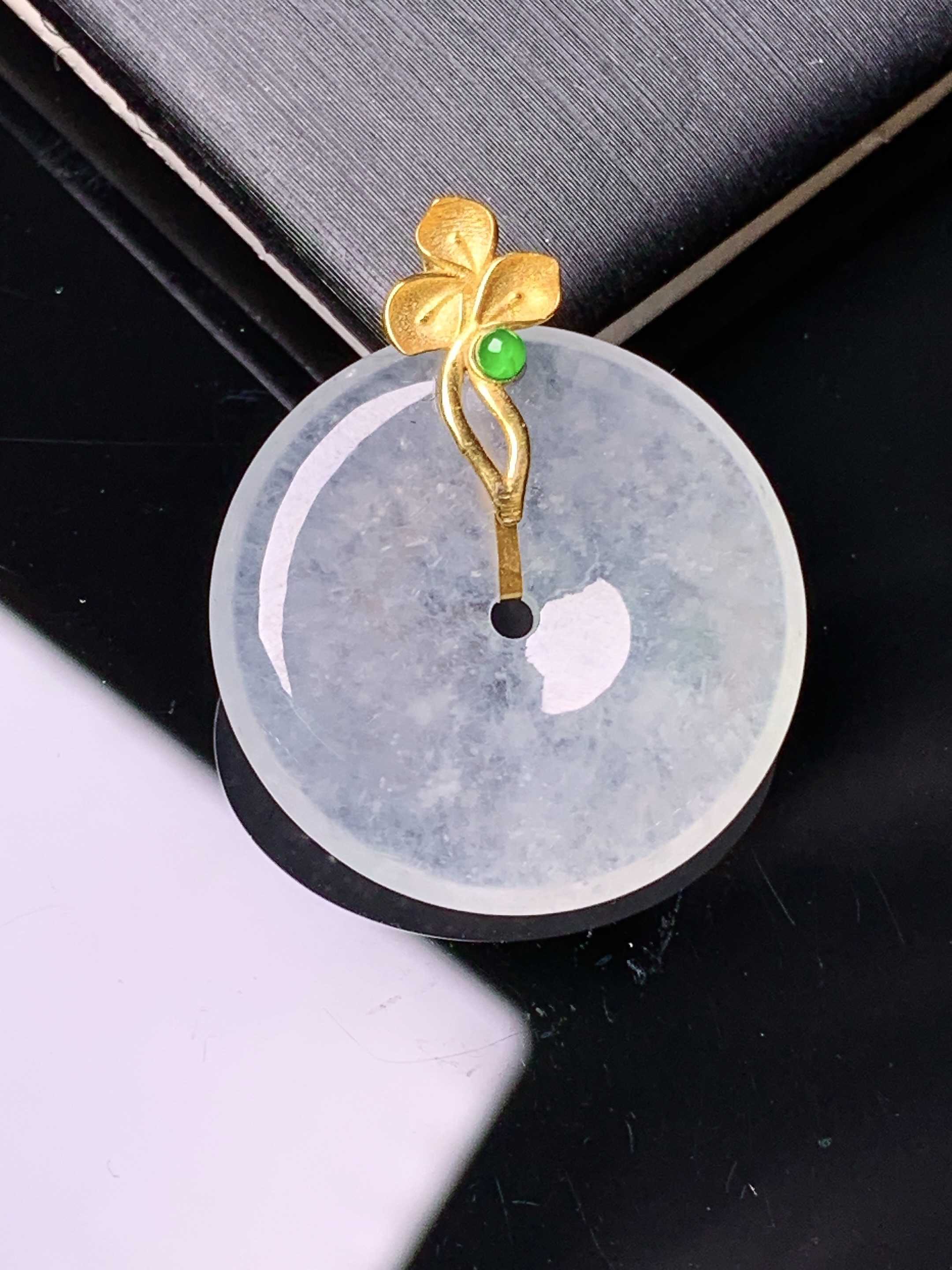 18k金镶嵌冰种平安扣吊坠 玉质细腻 色泽艳丽清新 水润亮眼 整体尺寸26.8*22.3*3.8j2