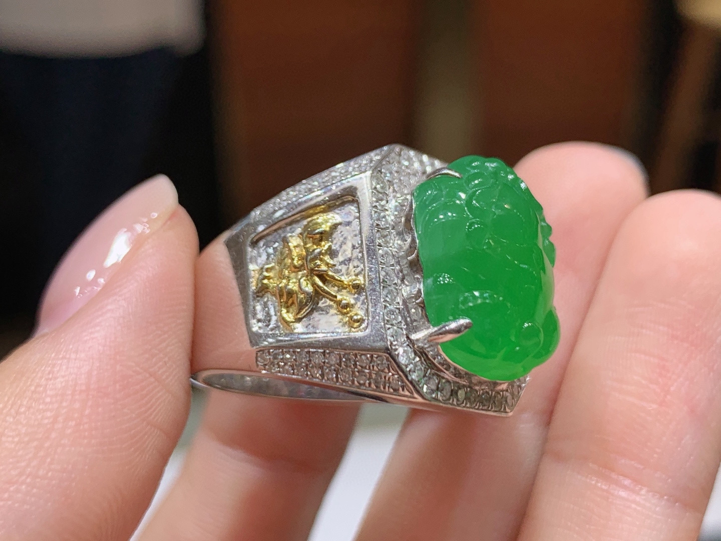 冰绿貔貅戒指 ，种老水足 佩戴优雅气质 性价比高
18k金镶嵌.