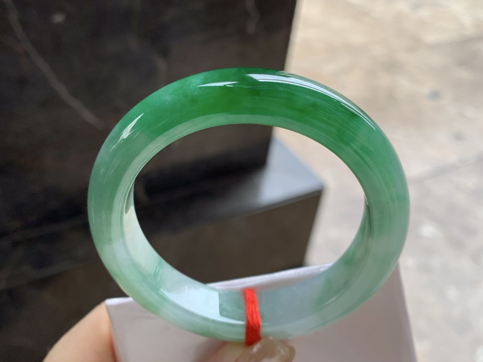 53-12.3-9

辣绿色手镯^_^底子细腻 绿色浓郁