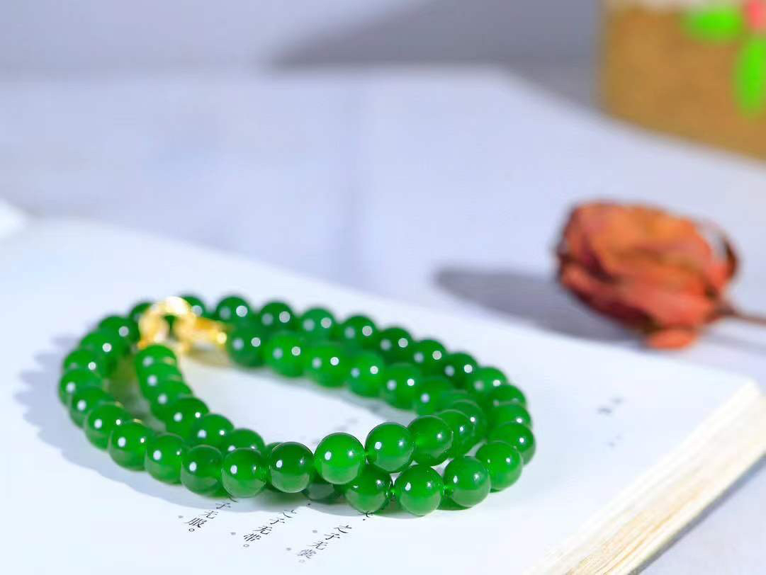 【珠圆玉润.项链】

精品和田玉碧玉珠圆玉润项链。这串碧玉项链垂落颈间，如把一汪春山绿意轻挽在身。玉