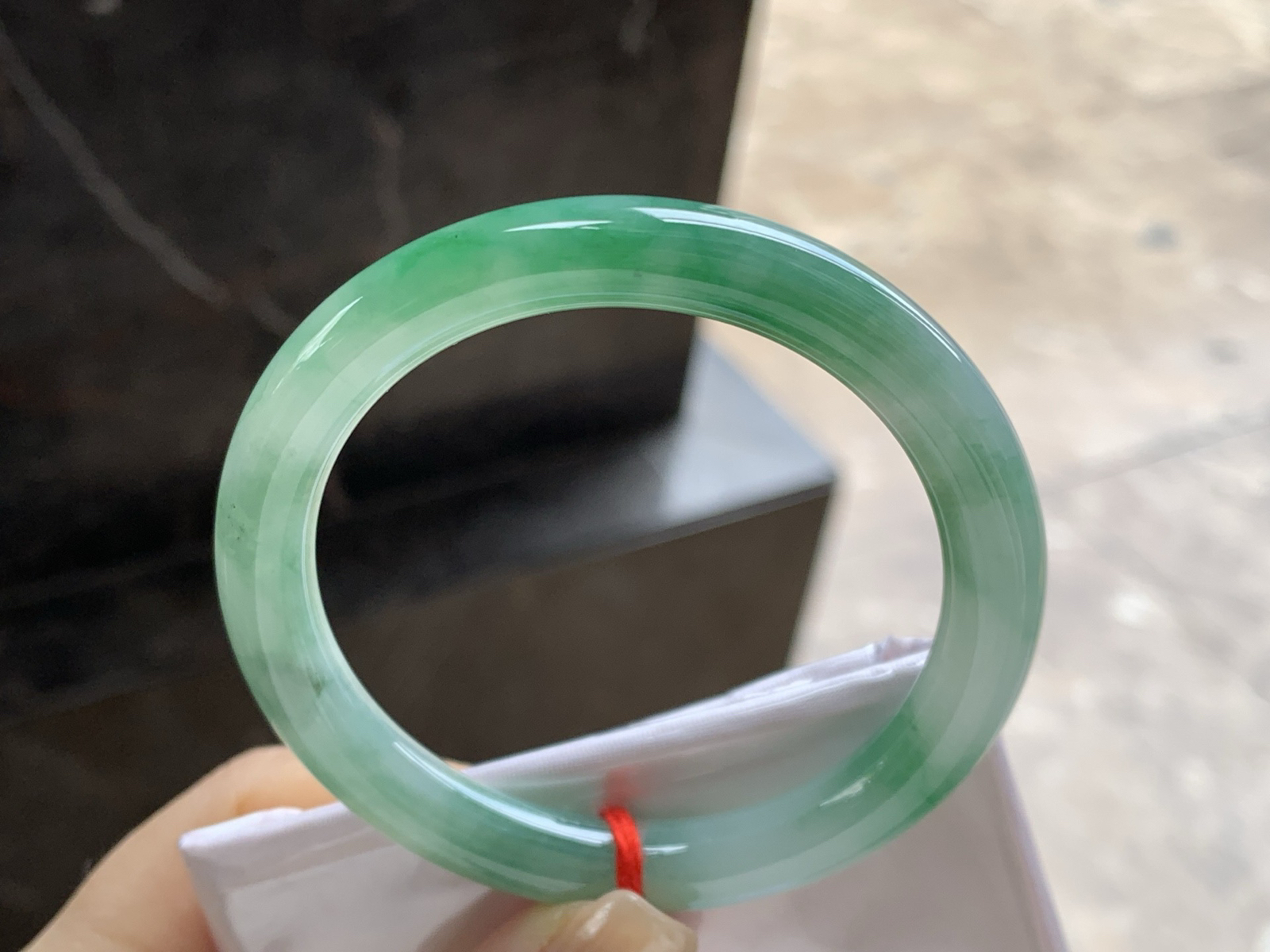 53-8.2

带色圆条手镯^_^底子细腻 绿色浓郁