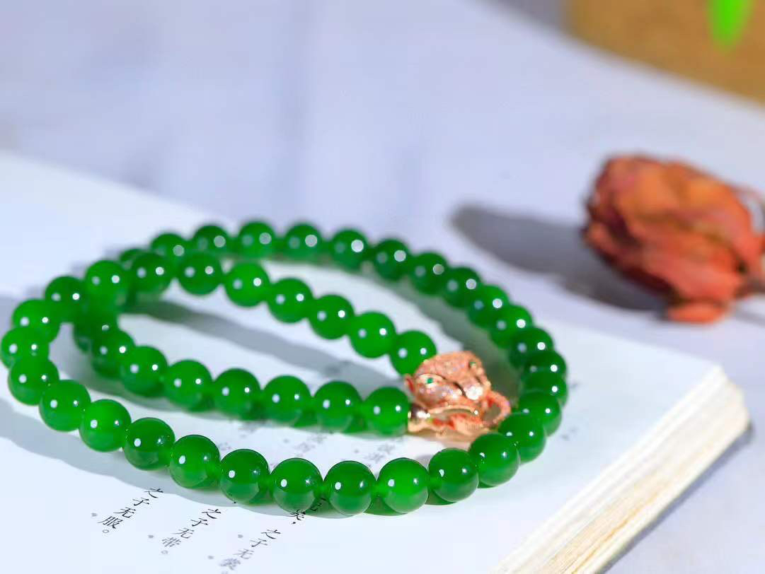 【珠圆玉润.项链】

精品和田玉碧玉珠圆玉润项链。这串碧玉项链垂落颈间，如把一汪春山绿意轻挽在身。玉