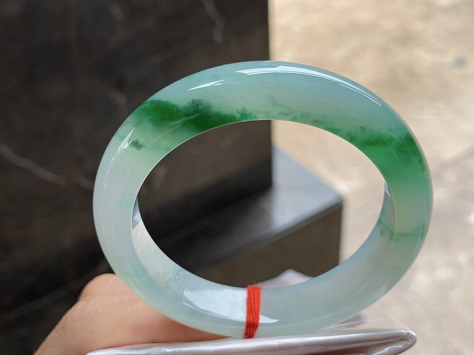 54.5-12.4-8.8

飘花手镯^_^ 种好水润～ 花色鲜艳