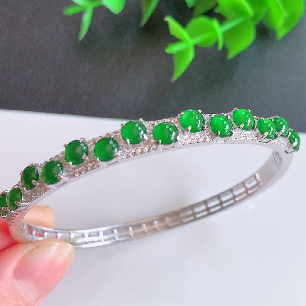 冰满绿翡翠贵妃手镯58-49mm，冰润飘花贵妃翡翠手镯，玉质细腻水润，色泽清秀亮丽，老种飘绿  上手高贵典雅，W502.31  尺寸：58-49-6-4.8mm