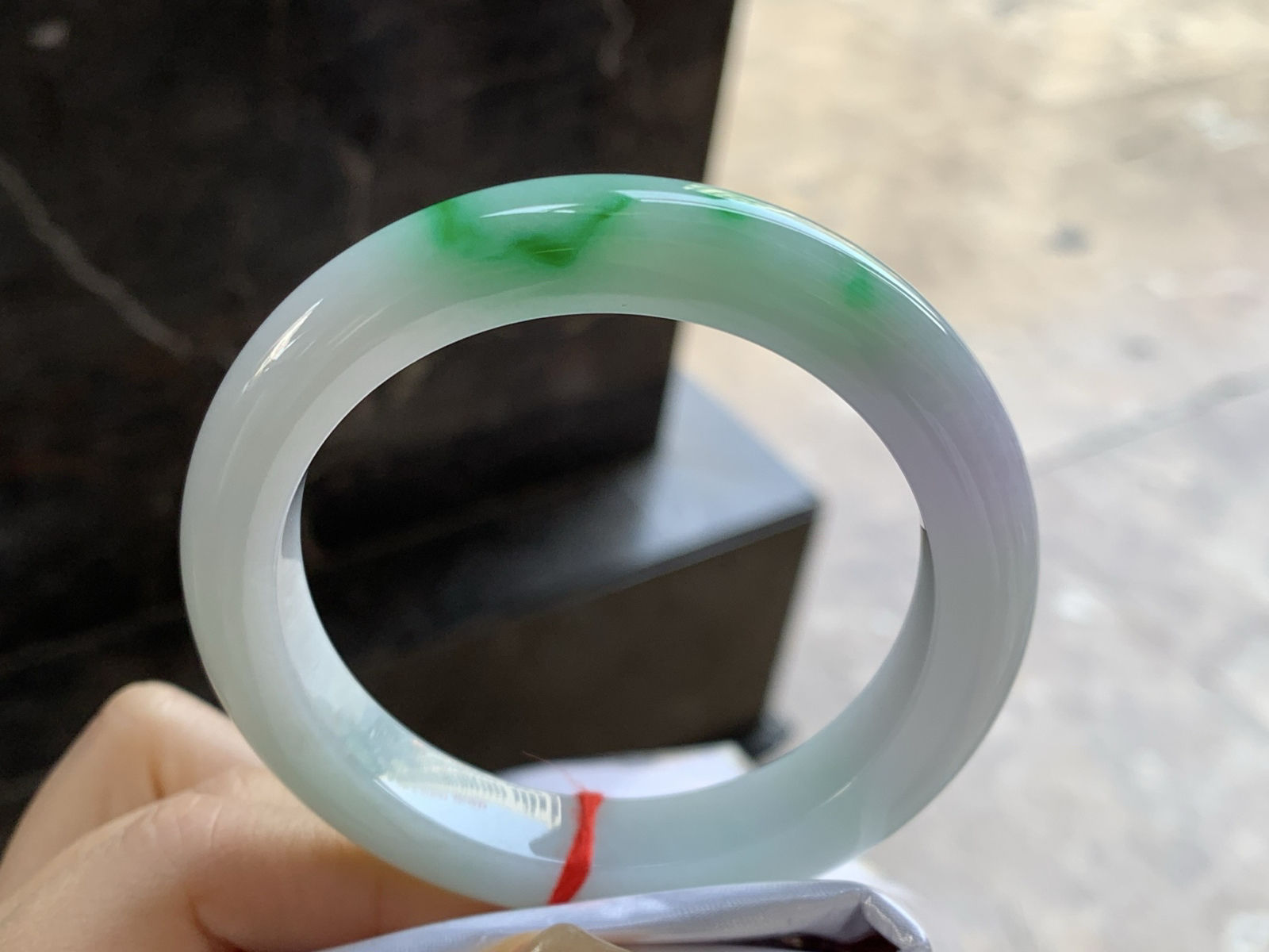 55-10.5-9

带色手镯^_^底子细腻 绿色浓郁