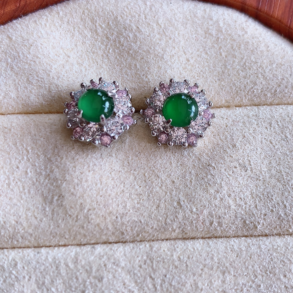 冰满绿翡翠925银镶嵌耳钉，自然光实拍，翠色灵动，颜色漂亮，种老水足，品相佳，佩戴佳品！W502.31  取一整体尺寸：10-5.8mm  裸石尺寸：4.6mm