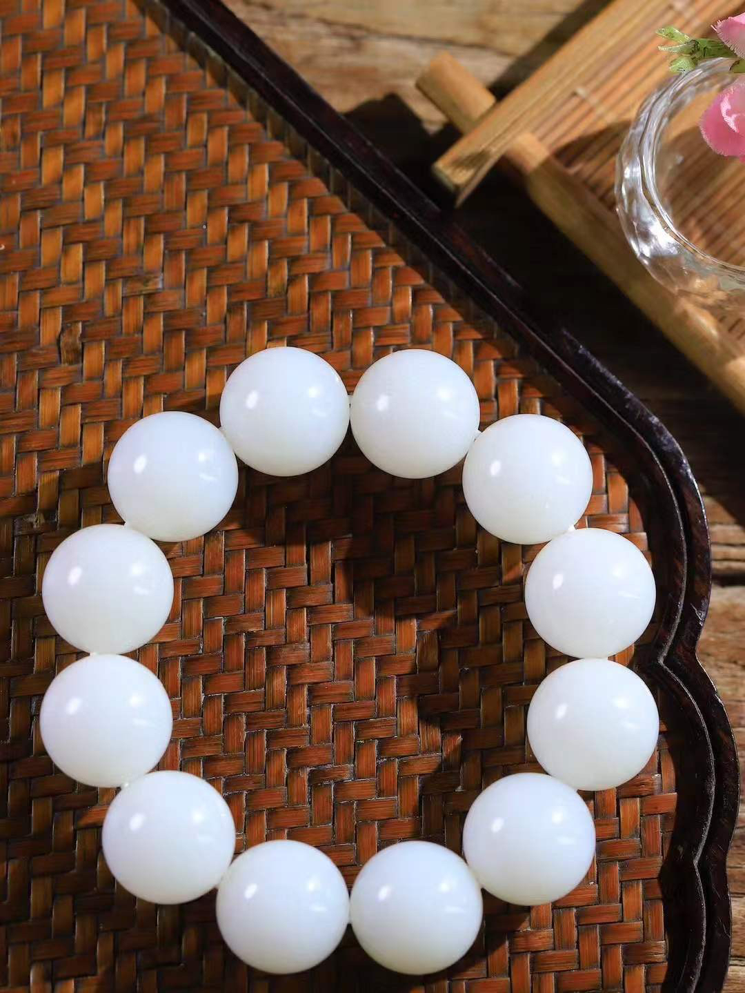 【珠圆玉润.手串】

精品和田玉白玉珠圆玉润手串 玉质温润细腻  整串打磨圆润，佩戴舒适。珠珠落玉盘，间关莺语花底滑，一生美好时光，无论身在何处，都有它相伴相守。事事顺遂，幸福美满，吉祥如意。重109克 尺寸取一18mm  7940178A