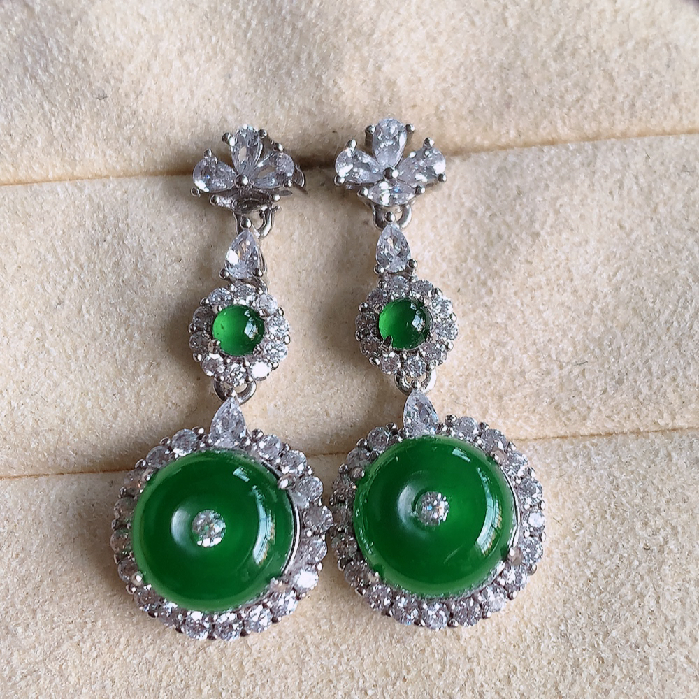 冰满绿翡翠925银镶嵌耳钉，自然光实拍，翠色灵动，颜色漂亮，种老水足，品相佳，佩戴佳品！W481.31  取一整体尺寸：29-12.2-7.3mm  裸石尺寸：8.8mm