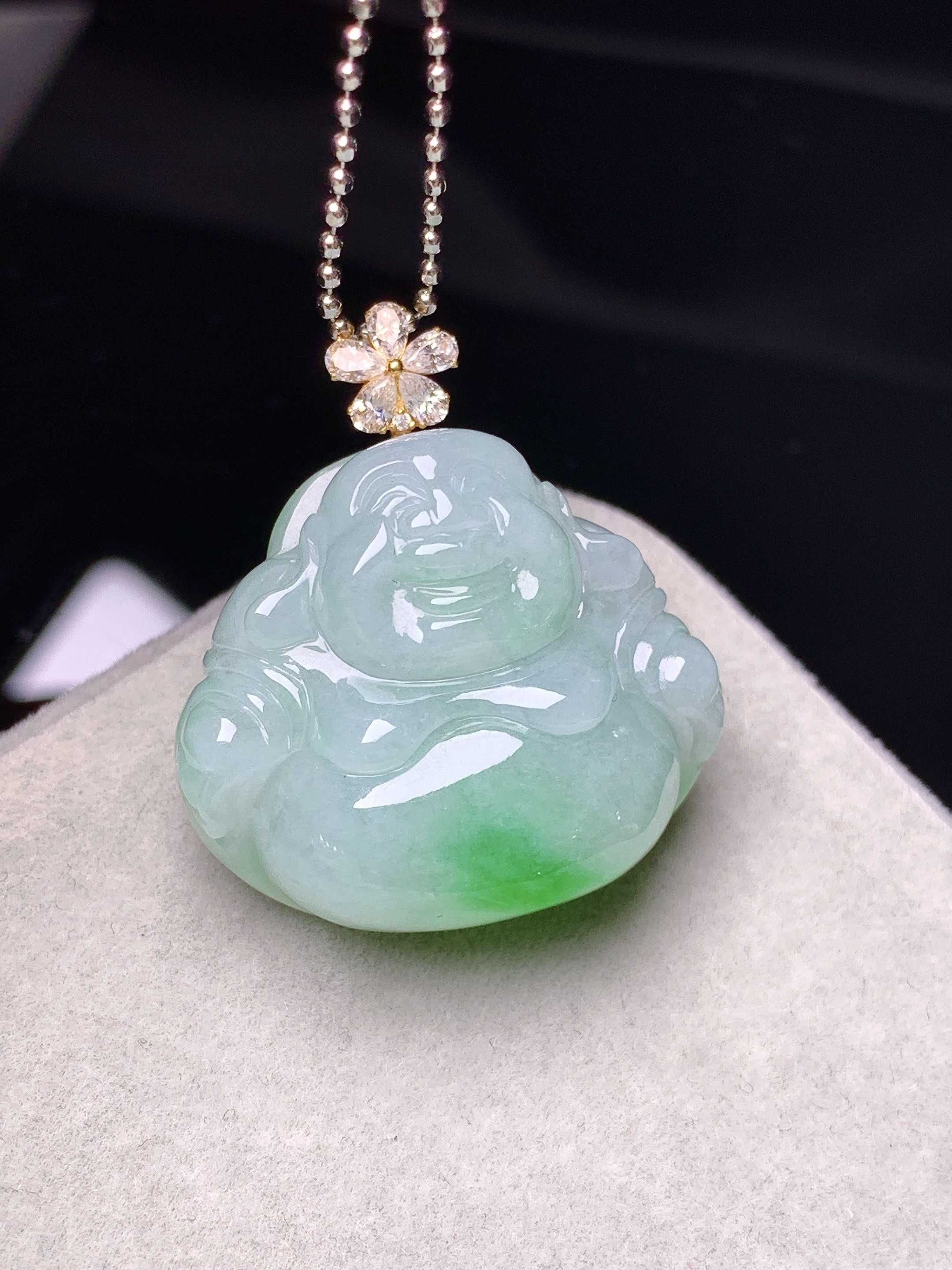 18k金莫桑钻镶嵌飘绿佛公吊坠 玉质细腻 色泽艳丽清新 水润亮眼 整体尺寸22.2*24.8*10.3e1