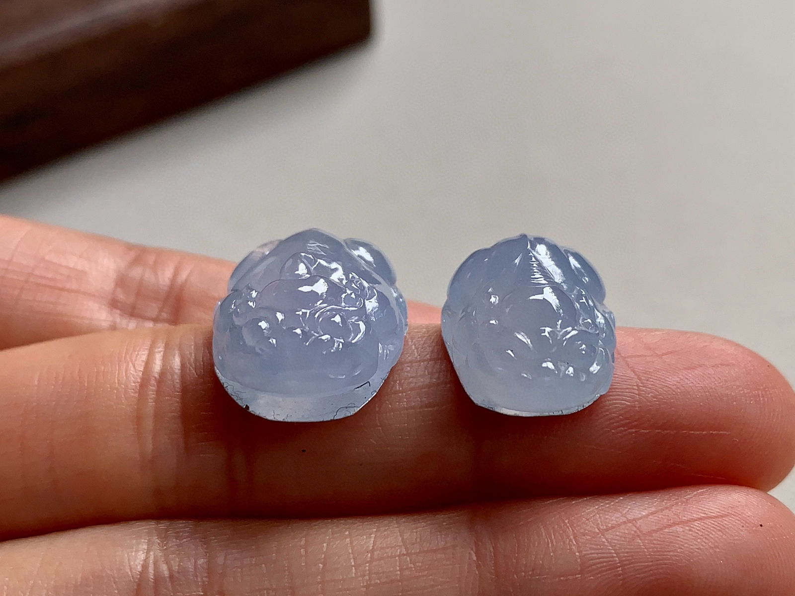 冰紫貔貅一对，形体圆润，线条流畅。
尺寸19.4×14.8×8.4/16.3×13.1×8