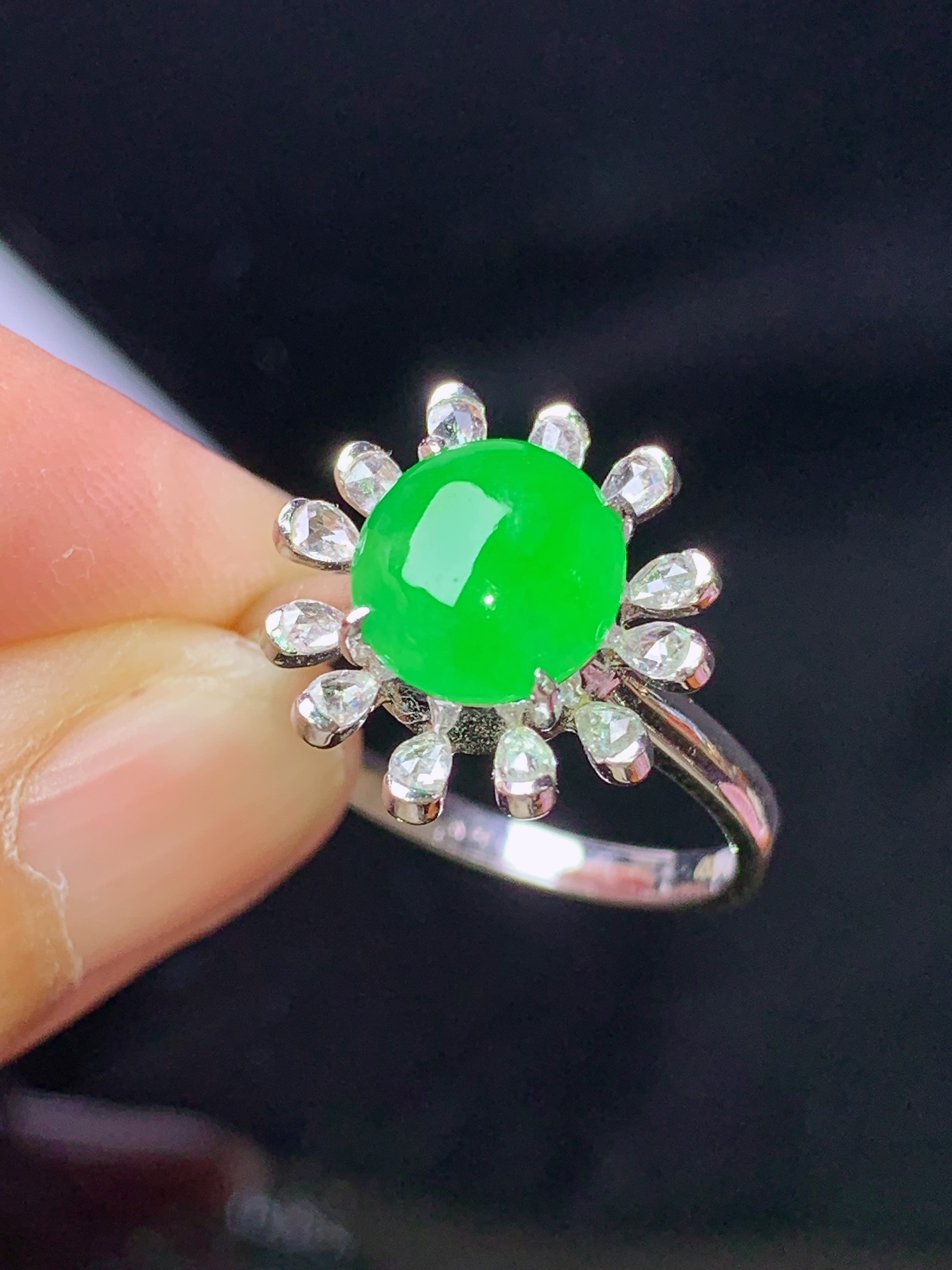 18k金钻镶嵌满绿蛋面戒指 玉质细腻 色泽艳丽清新 水润亮眼 圈口14.5 整体尺寸14.2*14*8.8j3