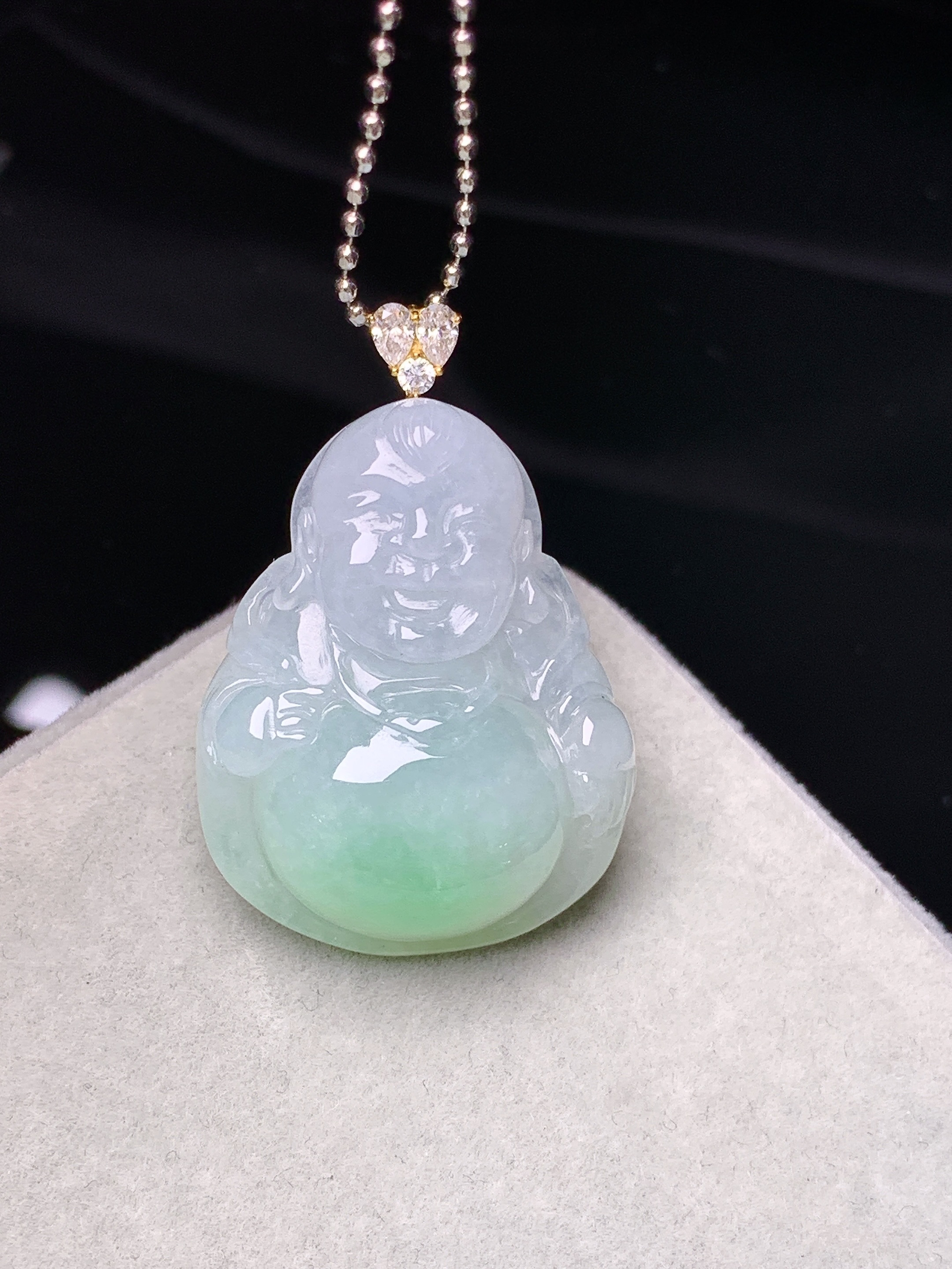 18k金莫桑钻镶嵌飘绿佛公吊坠 玉质细腻 色泽艳丽清新 水润亮眼 整体尺寸30.5*20.5*8.3e1