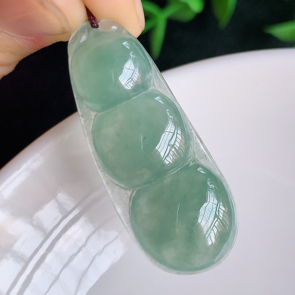 冰润福豆翡翠挂件，冰清玉洁  胶感十足  寓意“四季平安，福气满满”颜色鲜艳，清新自然，饱满通透   W357.31  尺寸：37-15-5mm