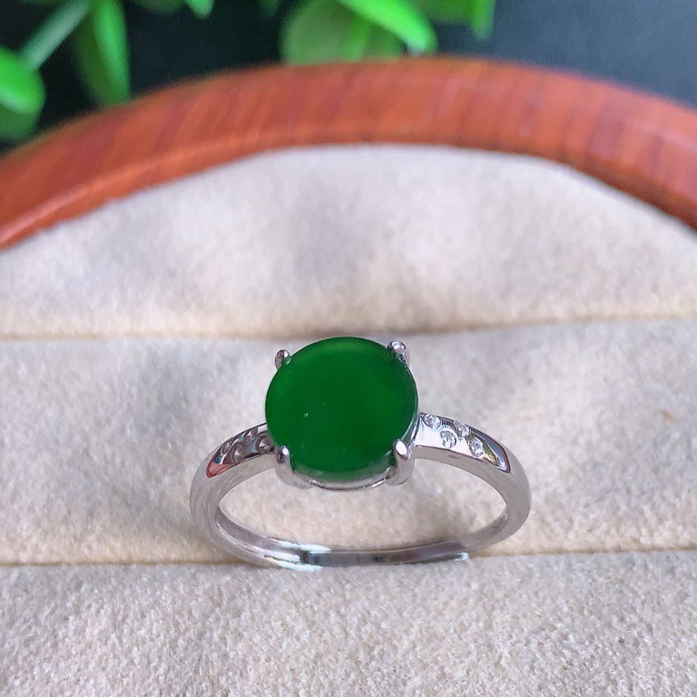 冰润满绿精美环形翡翠戒指  玉质细腻  冰清玉润  飘花灵动  颜色漂亮  W481.31  内径尺寸：17.5-8-4.5mm  裸石尺寸：8mm