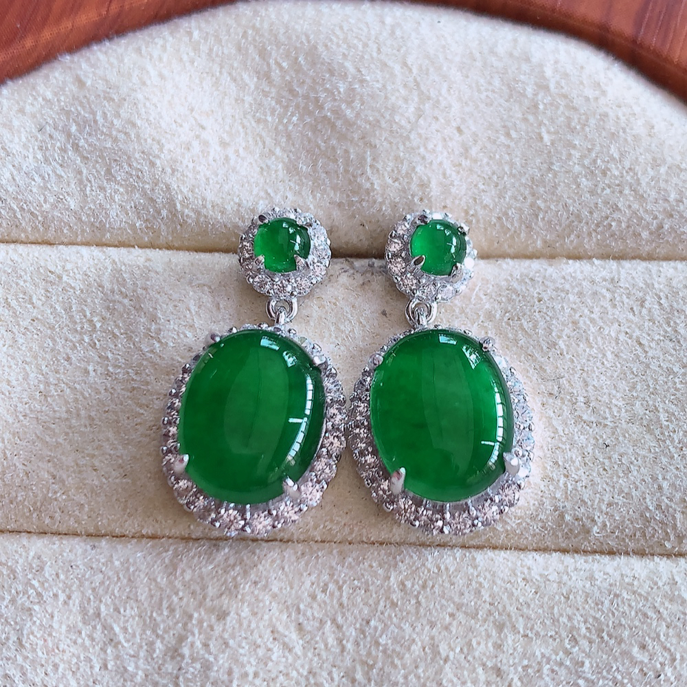 冰满绿翡翠925银镶嵌耳钉，自然光实拍，翠色灵动，颜色漂亮，种老水足，品相佳，佩戴佳品！W502.31  取一整体尺寸：20.3-10.8-6.2mm  裸石尺寸：10-4.8mm