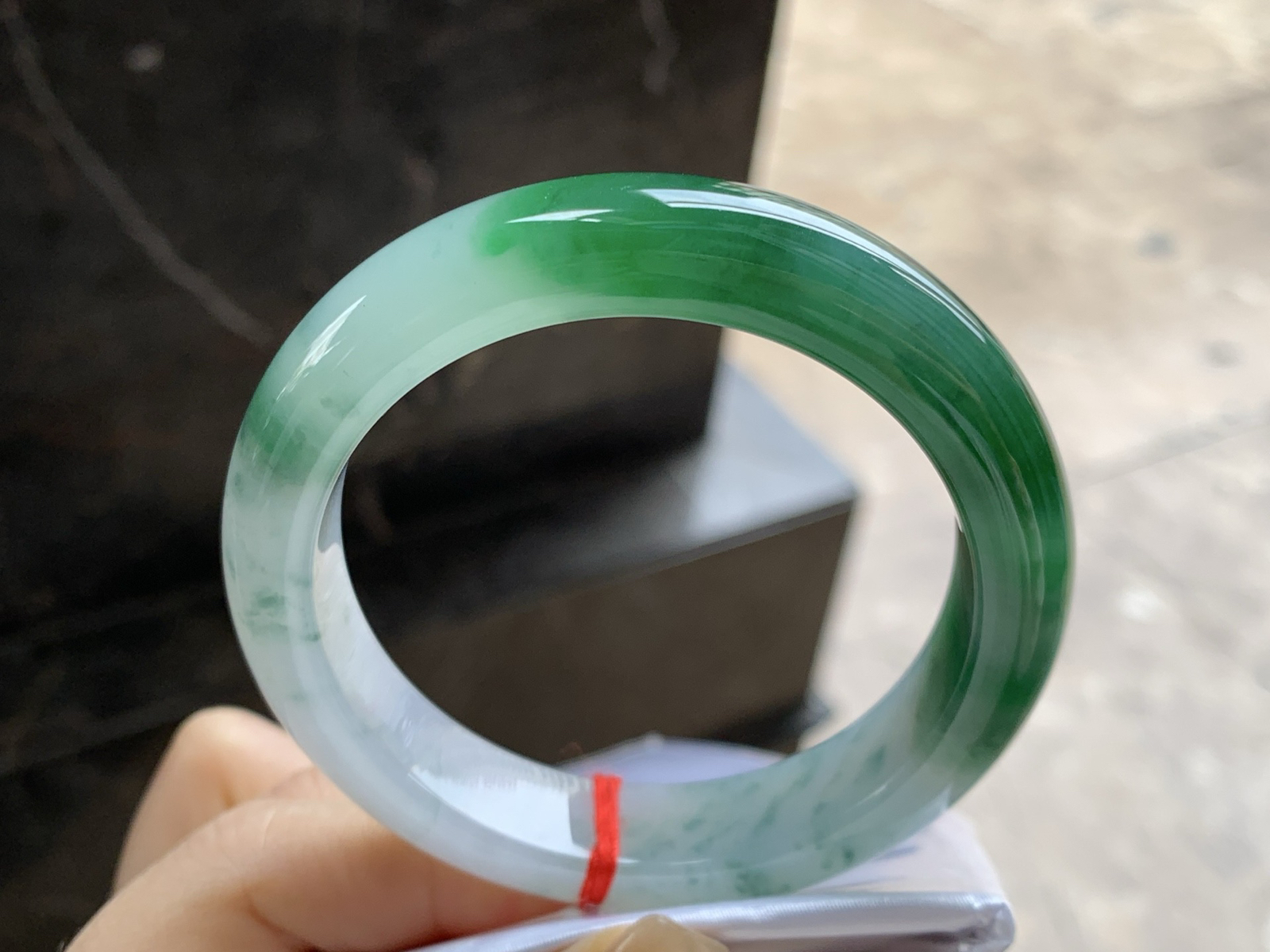 55.5-12.1-8.9

辣绿色手镯^_^有种有色～绿色浓郁漂亮