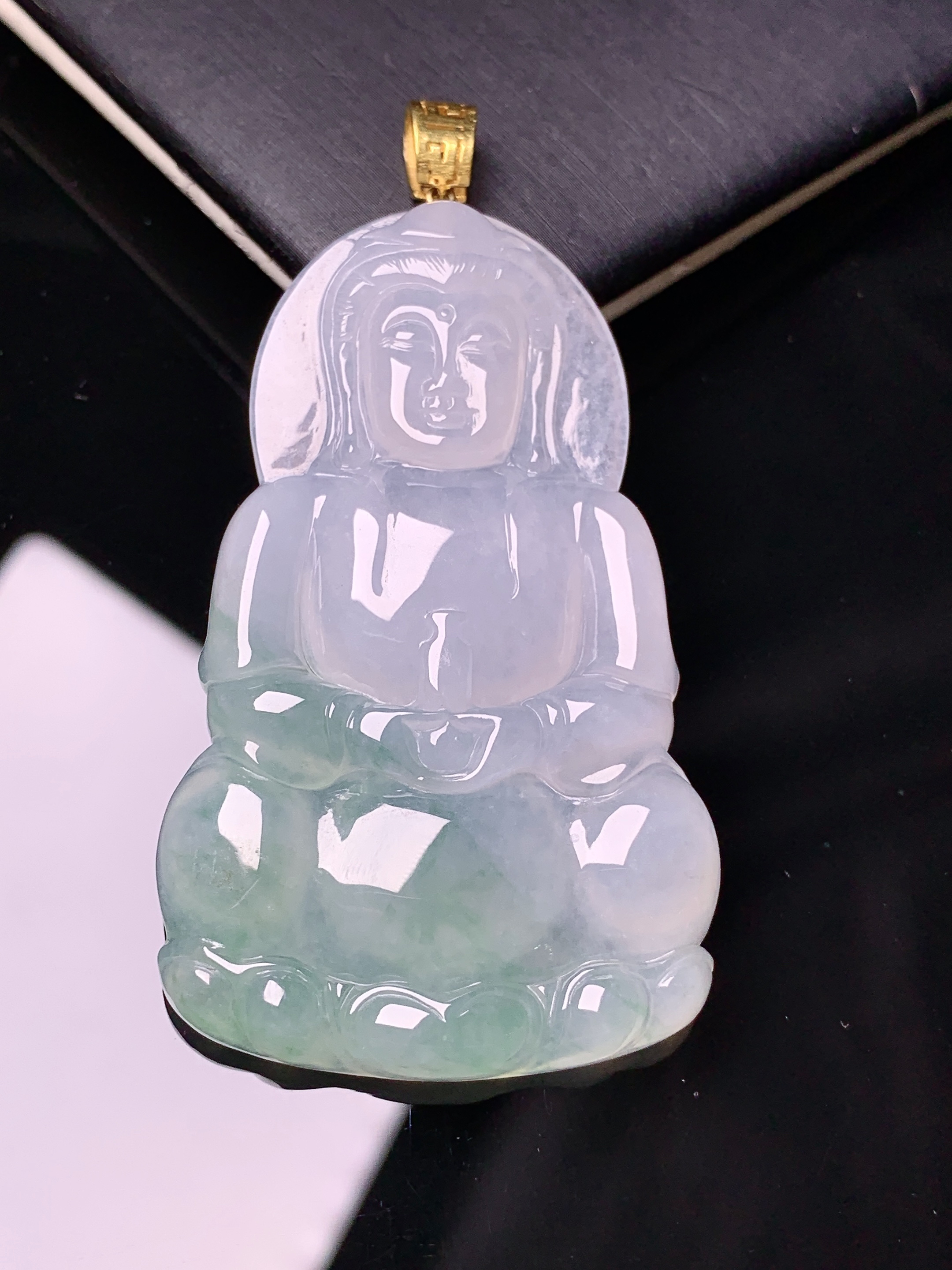 18k金镶嵌飘绿观音菩萨吊坠 玉质细腻 色泽艳丽清新 水润亮眼 整体尺寸61.2*31.8*4.6e