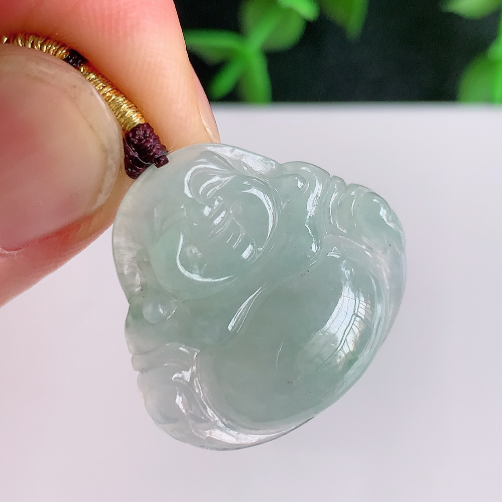 冰润佛公挂件 玉质细腻  精雕弥勒佛，笑佛福耳垂肩，面相喜庆，开怀大笑，憨态可掬。惟妙惟肖，寓意福禄双全，吉祥美满，笑口常开 W357.31  尺寸：23-24-5.8mm
