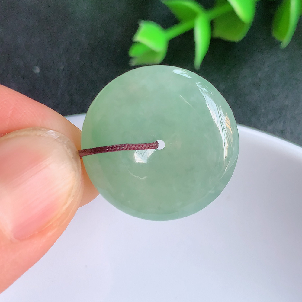 冰润平安扣吊坠，厚装饱满，冰润剔透，细腻水足，种质润泽，飘花灵动，佩戴优雅大气，W357.31   