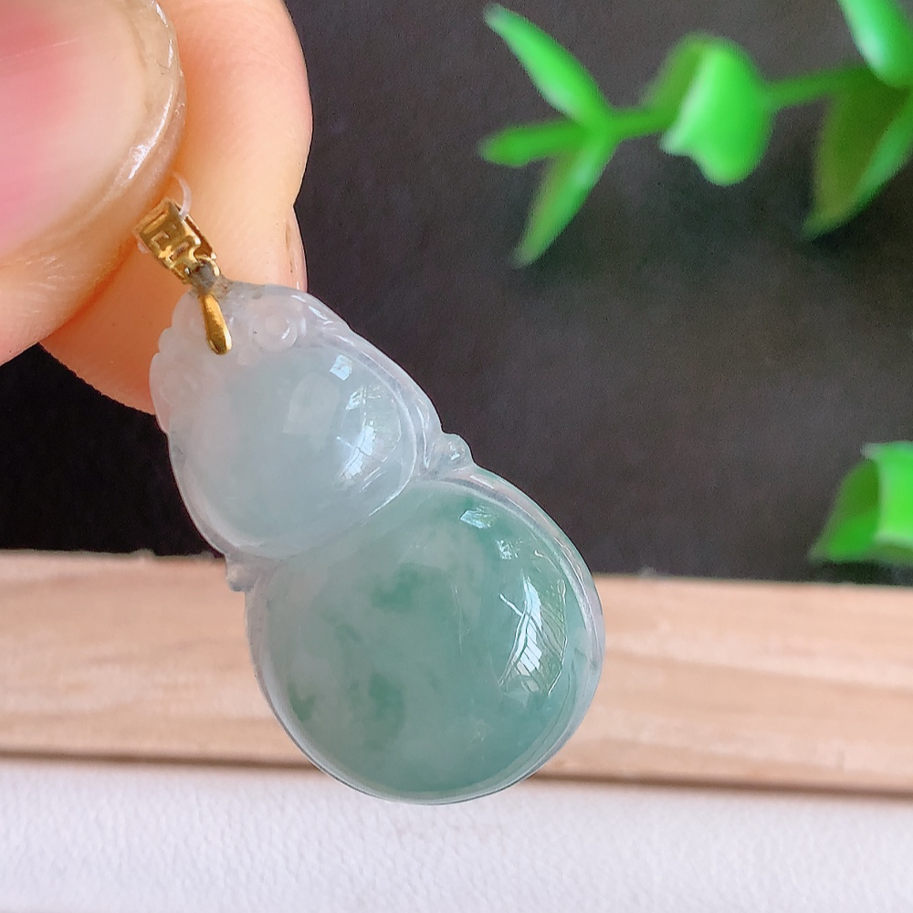 18k金扣冰润飘花葫芦翡翠吊坠  寓意“福禄双全，加官进爵，财源滚滚” 莹润通透，抱满大气  清新脱俗    W49.31 尺寸：26-15.3-5.5mm