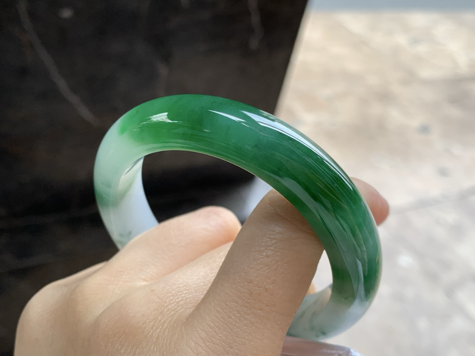 55.5-12.1-8.9

辣绿色手镯^_^有种有色～绿色浓郁漂亮