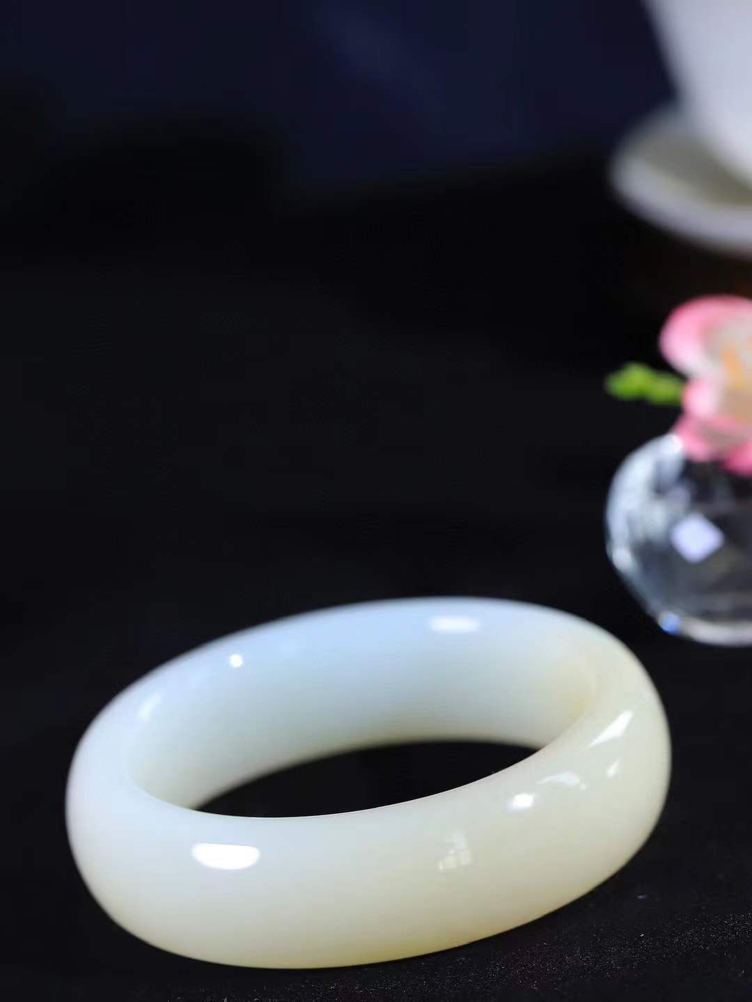 （一见倾心.手镯）

精品和田玉糖白玉手镯，玉质温润细腻 油性十足 手感舒适，高华雅逸，线条流畅，简