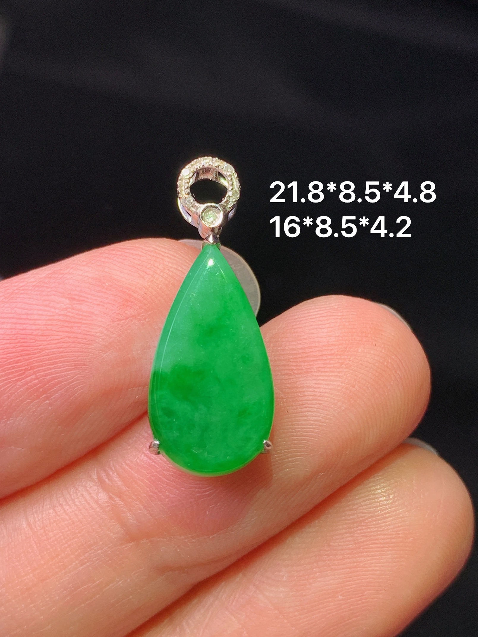 18k金钻镶嵌满绿水滴吊坠 玉质细腻 色泽艳丽清新 水润亮眼 整体尺寸21.8*8.5*4.8b1
