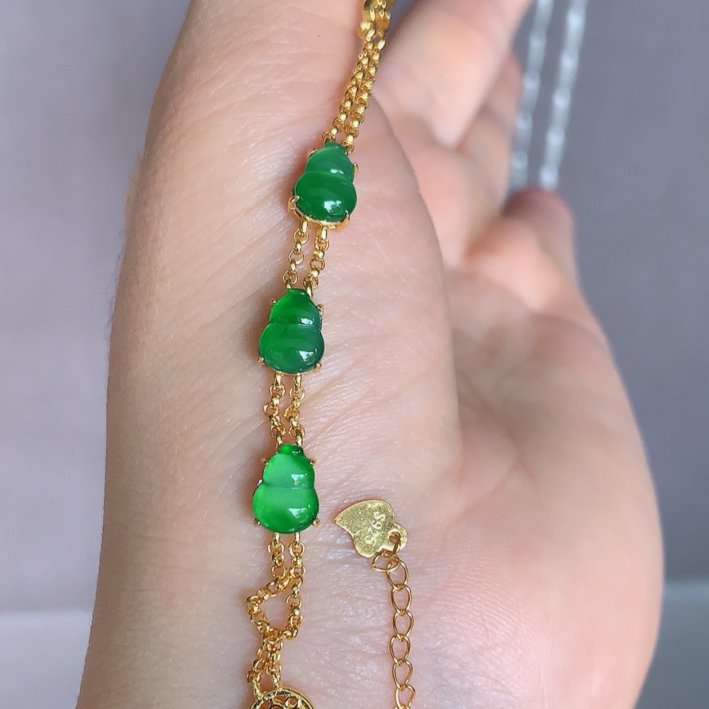 冰润翡翠满绿葫芦手链，水水润润，珠圆玉润，颜色鲜艳，妙明清净，清秀高雅，佩戴效果优雅迷人！性价比超值 W481.31 取一尺寸：11-6.2-4.6mm    裸石尺寸大： 8-6mm