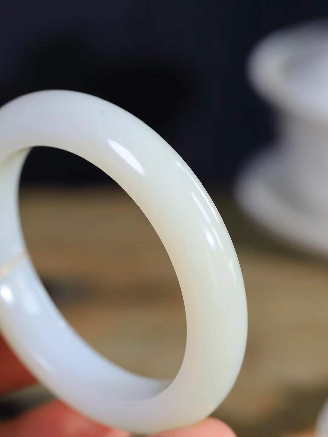 （一见倾心.手镯）

精品和田玉双色手镯，玉质温润细腻 油性十足 手感舒适，高华雅逸，线条流畅，简约大气，美自天成，素雅高贵。佩戴于腕间，婉约之美，举手投足间透出那低调奢华。重61.3克  尺寸55.5-12.5-9.7mm  56372836A