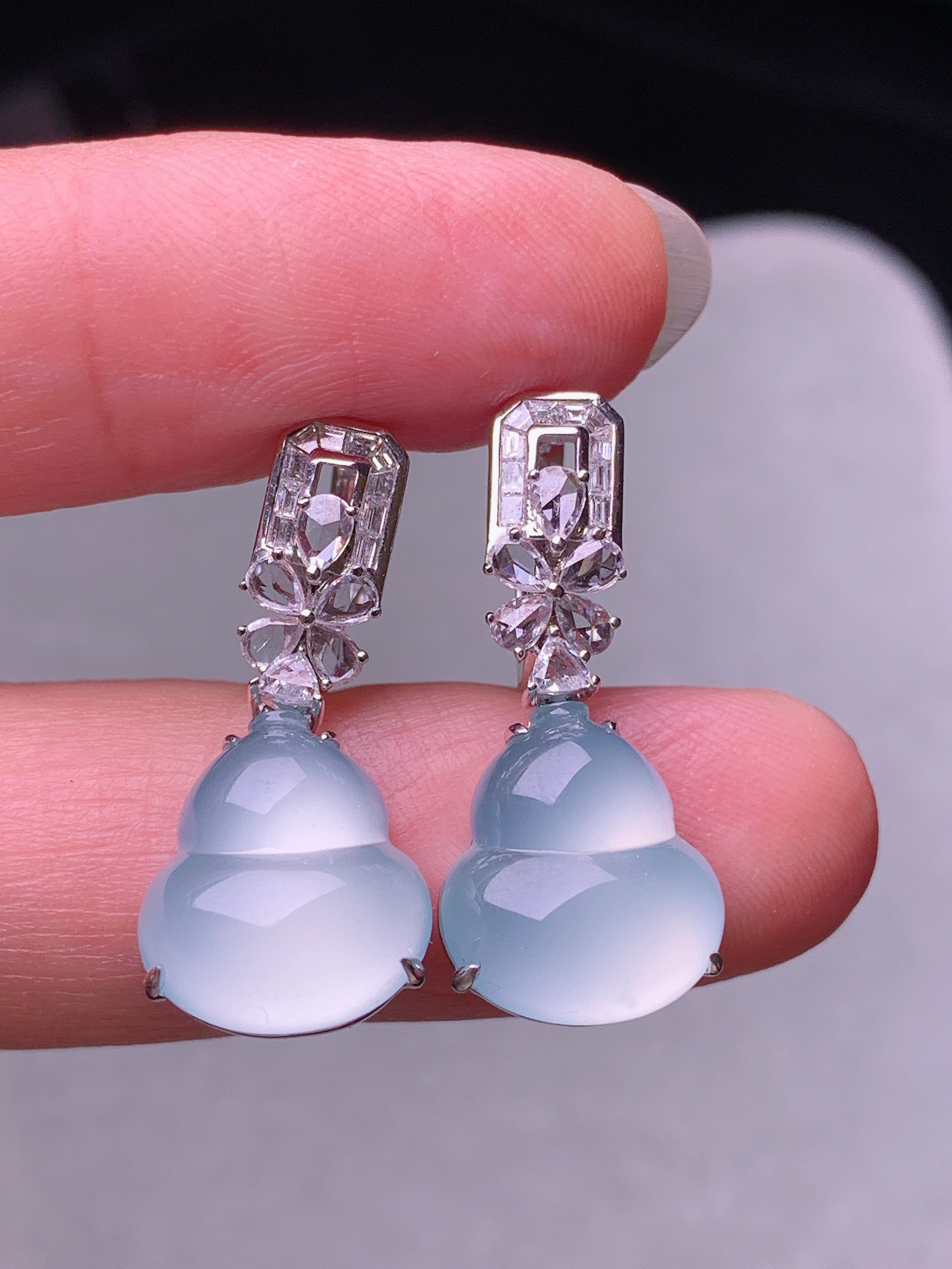 18k金钻镶嵌冰种葫芦耳坠 玉质细腻 色泽艳丽清新 水润亮眼 整体尺寸25.5*11.2*5.3m5