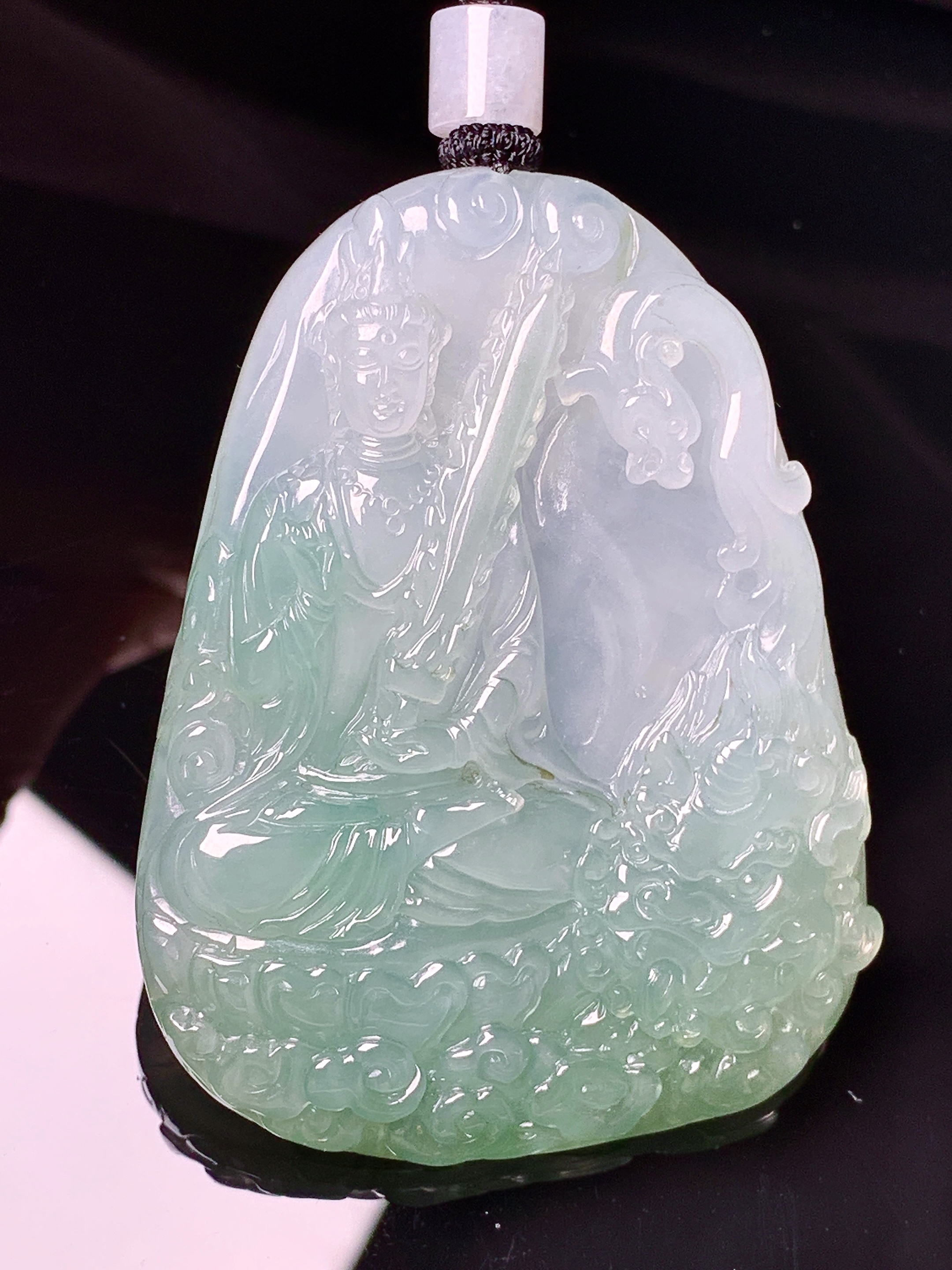 18k金钻镶嵌飘绿文殊观音菩萨吊坠 玉质细腻 色泽艳丽清新 水润亮眼 整体尺寸58.7*44.5*8.8L1