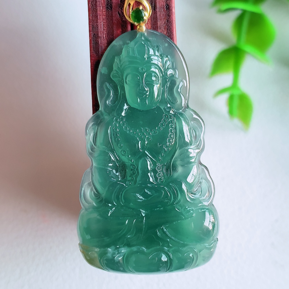 18k金扣蓝冰精雕观音吊坠，法相端庄大气，工艺精湛，种色浓郁，细腻饱满冰润，种老水足，收藏佳品，佩戴