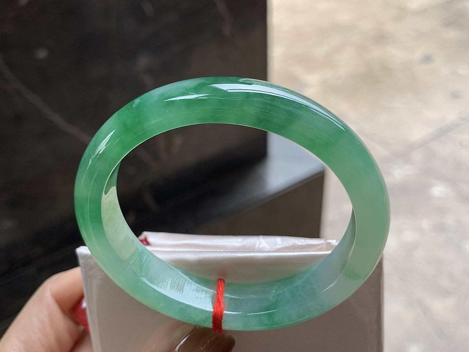 55-12.5-7.7

带色贵妃镯^_^正圈53可以带  颜色鲜艳浓郁 细腻的底子 种水好