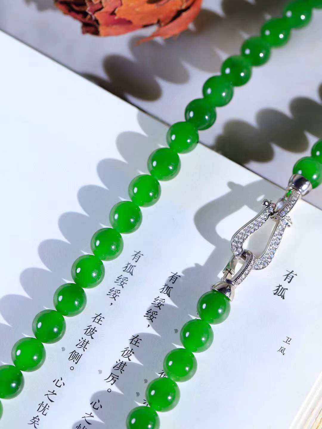 【珠圆玉润.项链】

精品和田玉碧玉珠圆玉润项链。这串碧玉项链垂落颈间，如把一汪春山绿意轻挽在身。玉色温润，每一颗圆珠都裹着圆满如意的期许，仿金扣轻缀，不事张扬却自有风骨。日常佩戴，是与草木同息的诗意，也是藏在细节里的安然与欢喜。重69.5克  尺寸取一9.6mm  21343066T