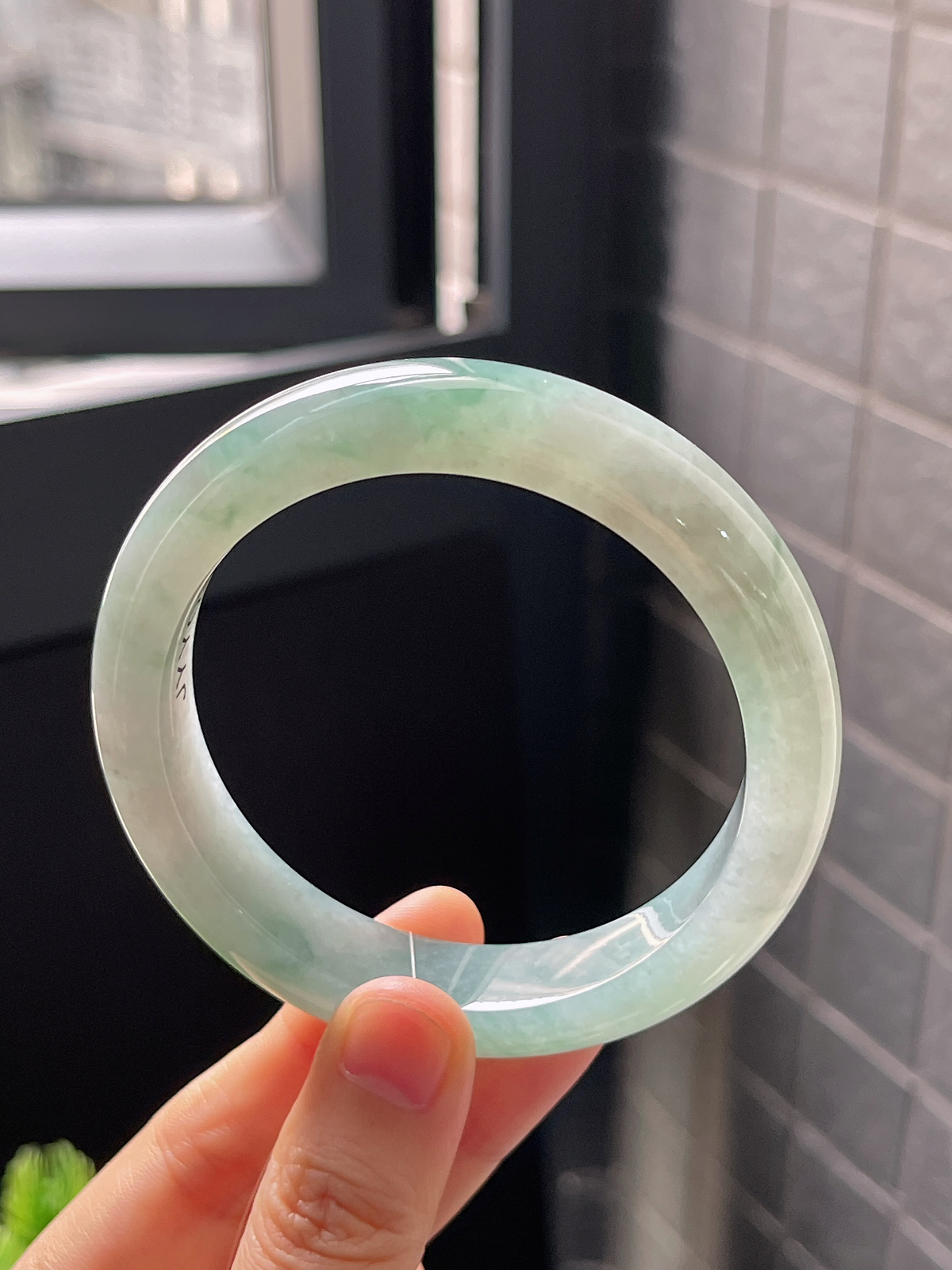 正圈57.6圈口，翡翠冰糯种飘绿手镯