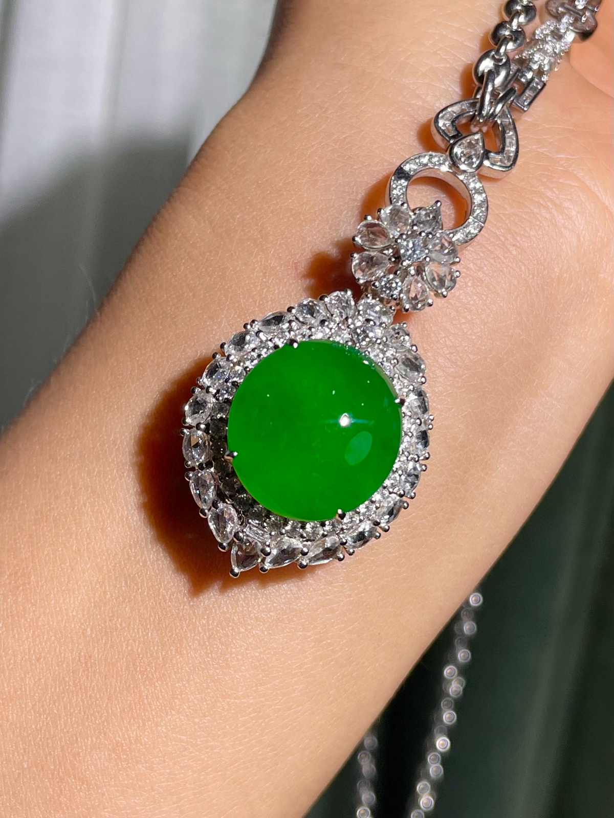 高冰种正阳绿蛋面吊坠！
裸石：16*15.5*8mm
整体：39.5*23*16mm