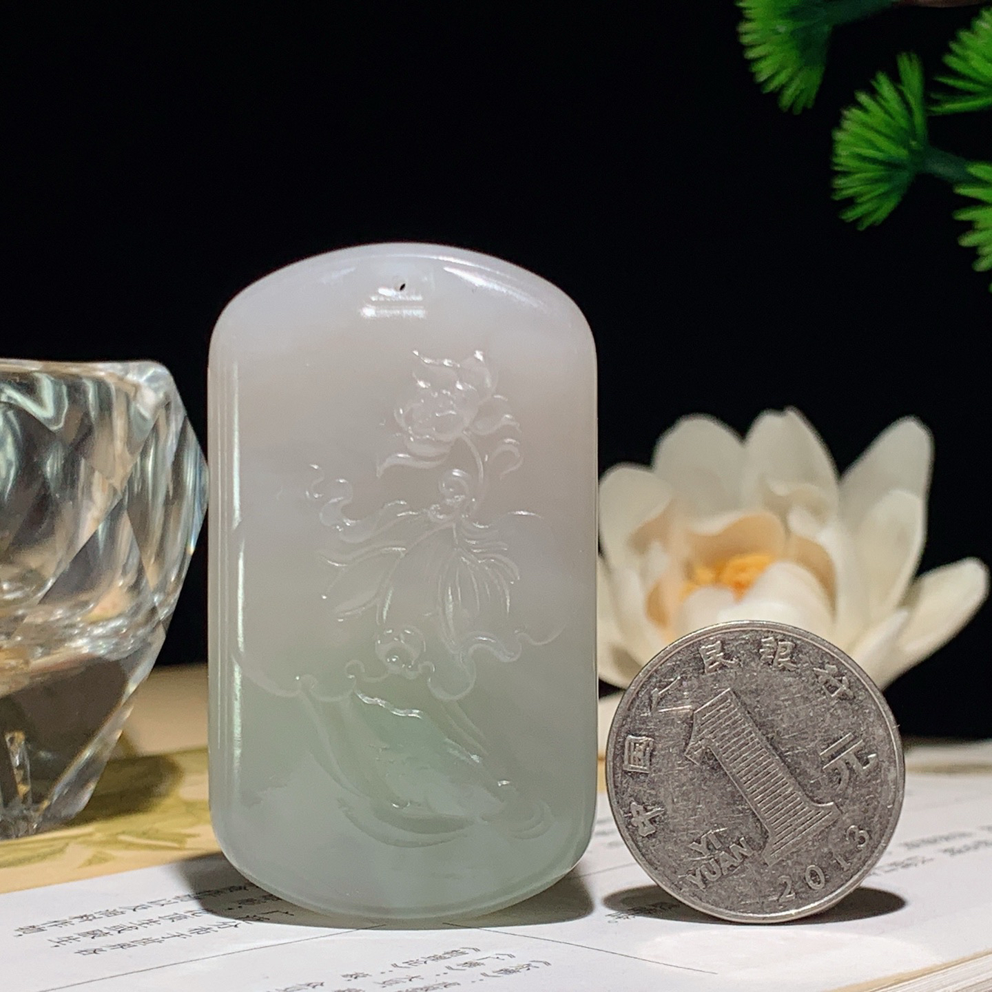 和田玉青海料翠加烟紫花开富贵挂件！尺寸56/32/12重50.5克 玉质细腻油润 底色纯净 脂粉好，品质好。lt260401