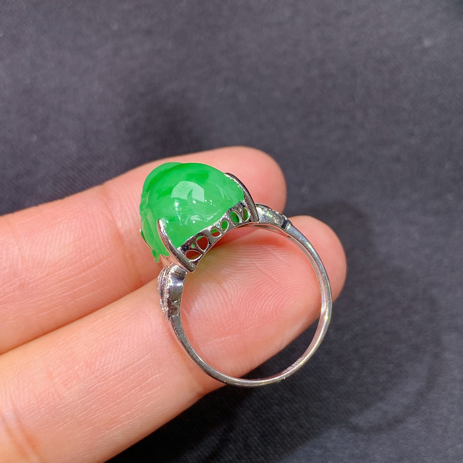 阳绿貔貅戒指，18k金镶嵌，简约时尚，冰润色阳，种水足，Ax 圈口14 尺寸13.1*11.6*9