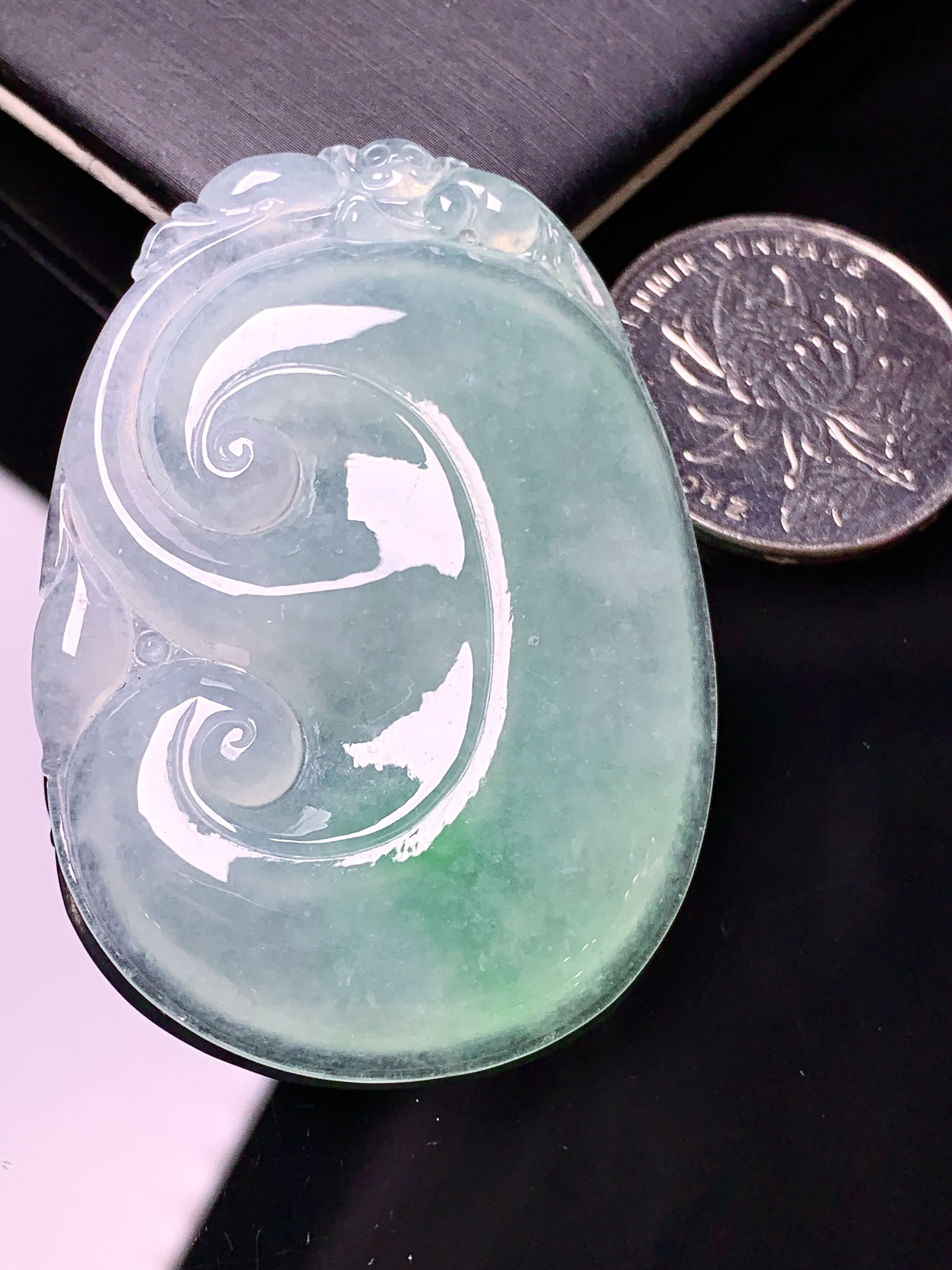 飘绿如意吊坠 玉质细腻 色泽艳丽清新 水润亮眼 整体尺寸52.5*37*5.8a2