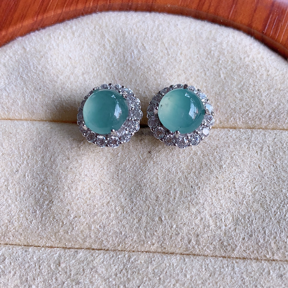 冰晴水翡翠925银镶嵌耳钉，自然光实拍，翠色灵动，颜色漂亮，种老水足，品相佳，佩戴佳品！W481.3