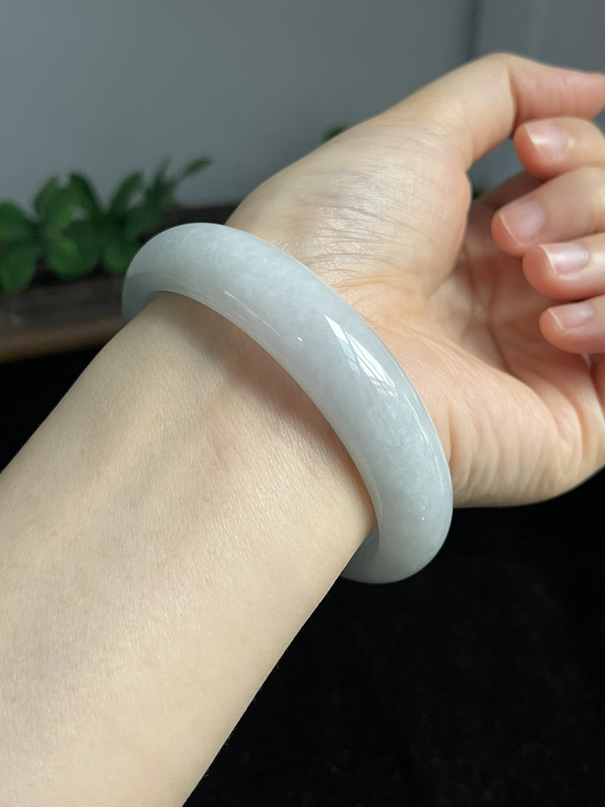 正圈60.4圈口，翡翠糯化种白色手镯