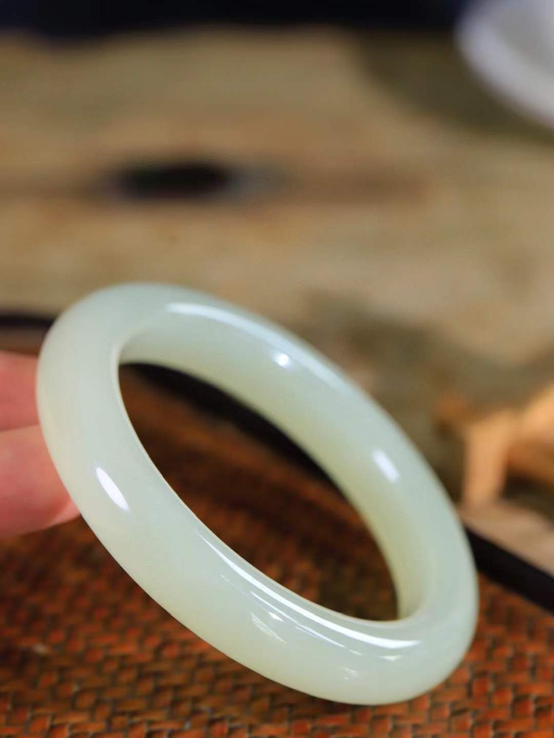 【温润于心.手镯】

精品️和田玉晴水手镯，如晴水般清澈，似晴空般纯净。每一缕纹理都诉说着大自然的馈赠，温润细腻，触手生温。佩戴它，仿佛将一片宁静的晴水湖戴在腕间，优雅从容，气质非凡。重73克  尺寸58-12.5-10.7mm  5540100T