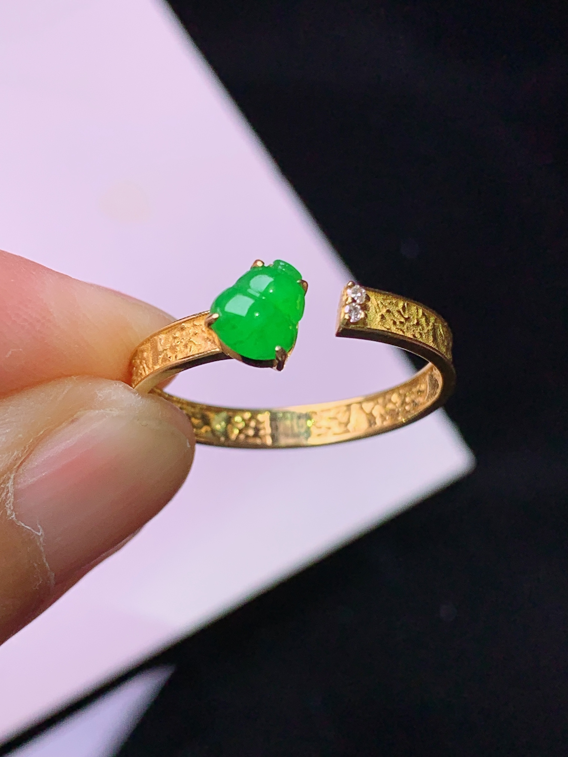 18k金钻镶嵌吊坠 玉质细腻 色泽艳丽清新 水润亮眼 圈口14 裸石尺寸5.6*5*2b1