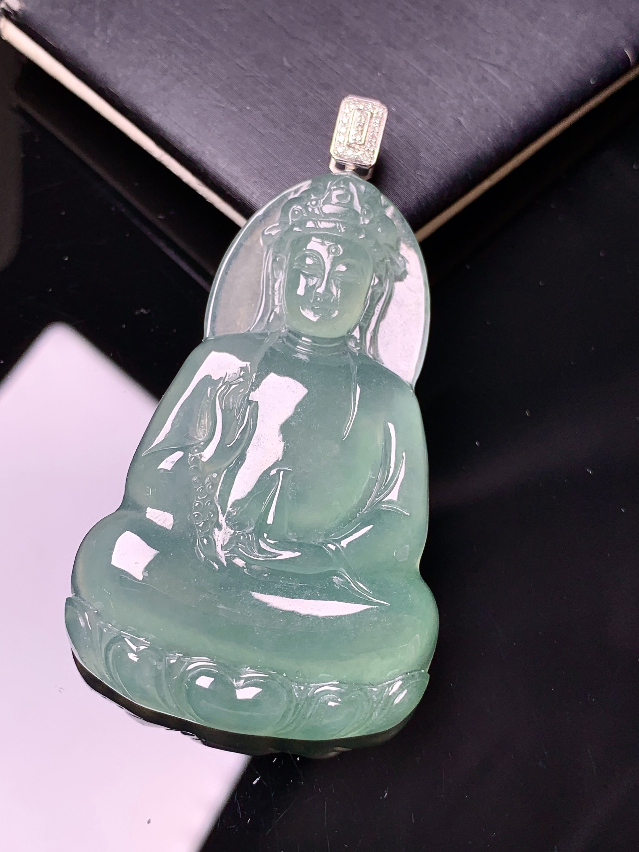 18k金钻镶嵌冰种观音菩萨吊坠 玉质细腻 色泽艳丽清新 水润亮眼 整体尺寸58.5*31.8*6.2L1