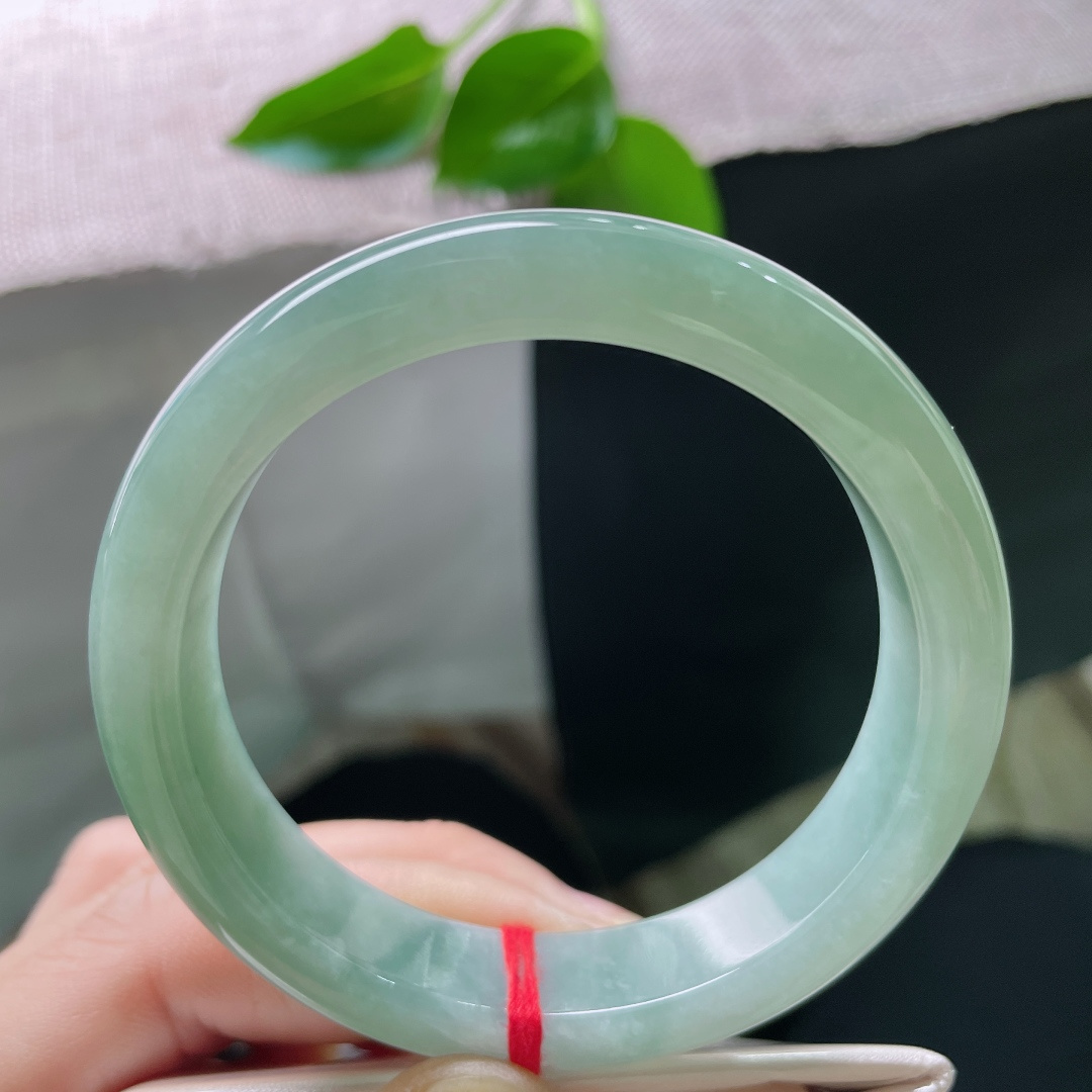 55/12.7/8.2，绿底正圈，水润，色泽均匀分布，佩戴知性，落落大方，棉线纹，″！ss49017a